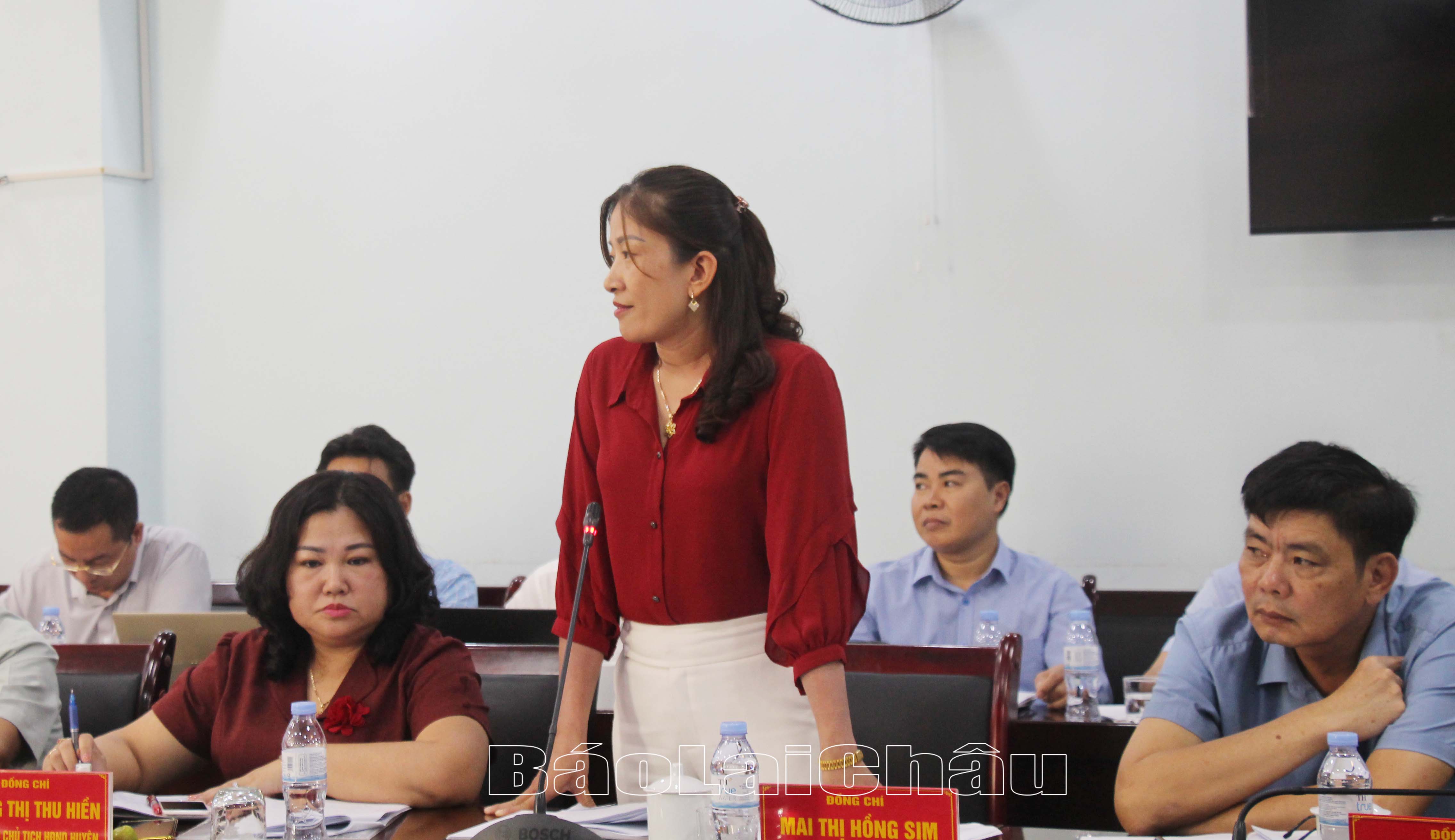 Đồng chí Mai Thị Hồng Sim – Phó Chủ tịch UBND huyện Phong Thổ chia sẻ thêm về việc thực hiện hỗ trợ làm nhà ở trên địa bàn huyện. 